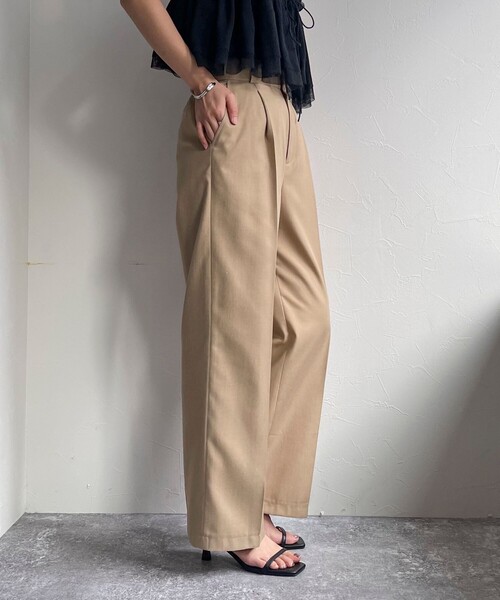 fredy emue（フレディエミュ）の「スラブツイルタックスラックスパンツ（その他パンツ・レディース・ベージュ/ブラック/サックスブルー・36/38）」の20枚目の写真