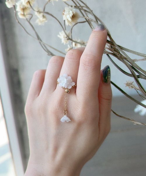 m.soeur（エムスール）の「ランタナのクリアチェーンリング（リング・レディース・ホワイト/ピンク・FREE）」の2枚目の写真