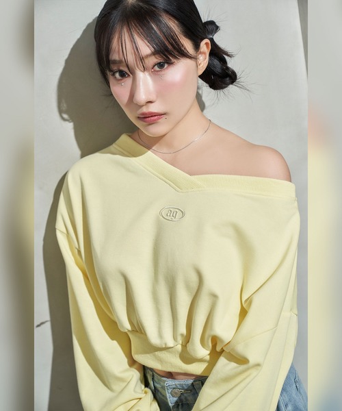 ANDGEEBEE（アンジービー）の「オフショルスウェット（スウェット・レディース・チャコールグレー/イエロー・FREE）」の2枚目の写真