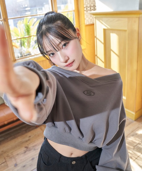 ANDGEEBEE（アンジービー）の「オフショルスウェット（スウェット・レディース・チャコールグレー/イエロー・FREE）」の15枚目の写真