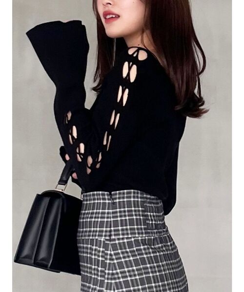 MERCURYDUO（マーキュリーデュオ）の「レースアップスリーブニット（ニット/セーター・レディース・チャコールグレー/ブラック/レッド/アイボリー・FREE）」の3枚目の写真