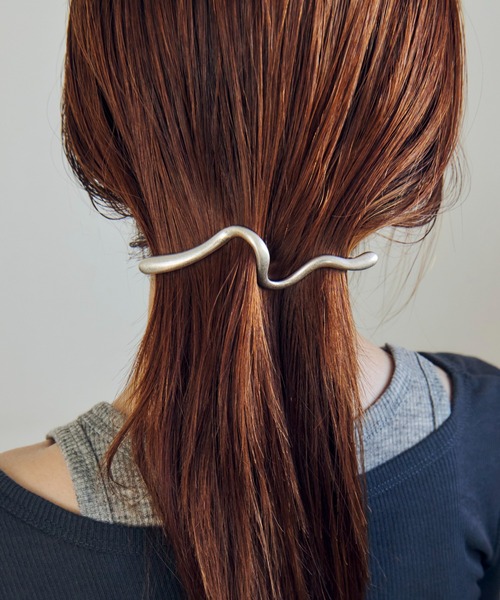 GOLDY(ゴールディ)の「ワイド ウェーブ メタル バレッタ(バレッタ/ヘアクリップ・レディース・ゴールド/シルバー系その他/ゴールド系その他/シルバー・FREE)」の3枚目の写真