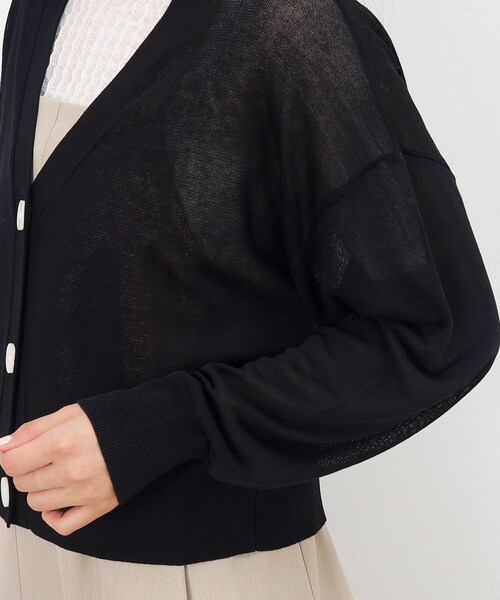 OPAQUE.CLIP(オペークドットクリップ)の「◆ゆるVネックシアーニットカーディガン【洗濯機洗い可/抗ピル】(カーディガン/ボレロ・レディース・ナチュラル/ブラック/ホワイト・38/40/42)」の7枚目の写真