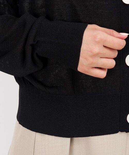 OPAQUE.CLIP(オペークドットクリップ)の「◆ゆるVネックシアーニットカーディガン【洗濯機洗い可/抗ピル】(カーディガン/ボレロ・レディース・ナチュラル/ブラック/ホワイト・38/40/42)」の9枚目の写真