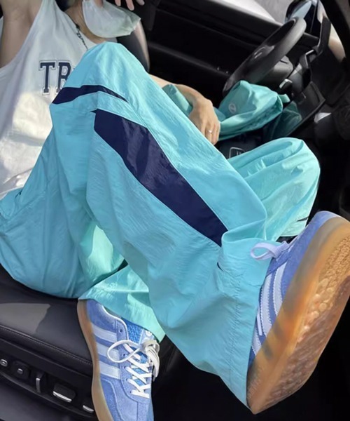 NOWLE（ノウル）の「【NOWLE】ワンポイント刺繍 サイドライン ワイド ナイロンパンツ（その他パンツ・メンズ・サックスブルー/イエロー・MEDIUM/LARGE/SMALL/X-LARGE）」の3枚目の写真