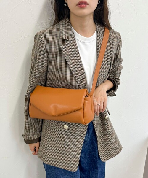 fredy emue（フレディエミュ）の「パデットロールボディバッグ（ボディバッグ/ウエストポーチ・レディース・ブラック/キャメル・FREE）」の6枚目の写真