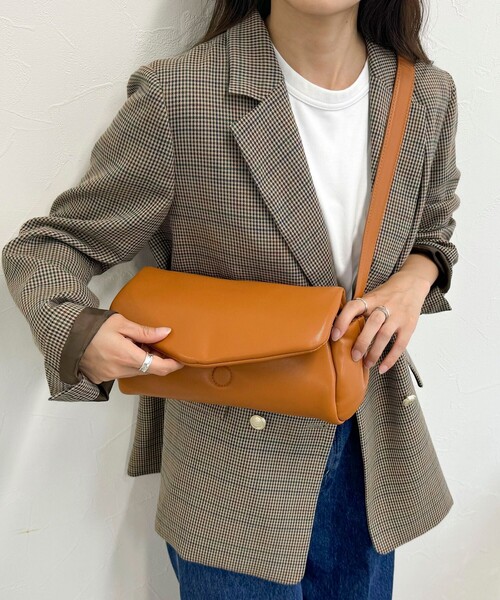 fredy emue（フレディエミュ）の「パデットロールボディバッグ（ボディバッグ/ウエストポーチ・レディース・ブラック/キャメル・FREE）」の5枚目の写真