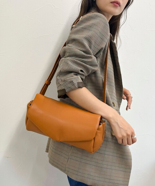 fredy emue（フレディエミュ）の「パデットロールボディバッグ（ボディバッグ/ウエストポーチ・レディース・ブラック/キャメル・FREE）」の3枚目の写真