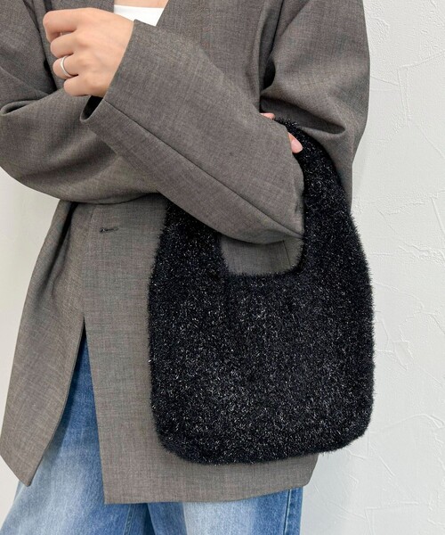 fredy emue(フレディエミュ)の「グリッターフェザーミニトートバック(ハンドバッグ・レディース・ブラック/ゴールド/シルバー・FREE)」の2枚目の写真