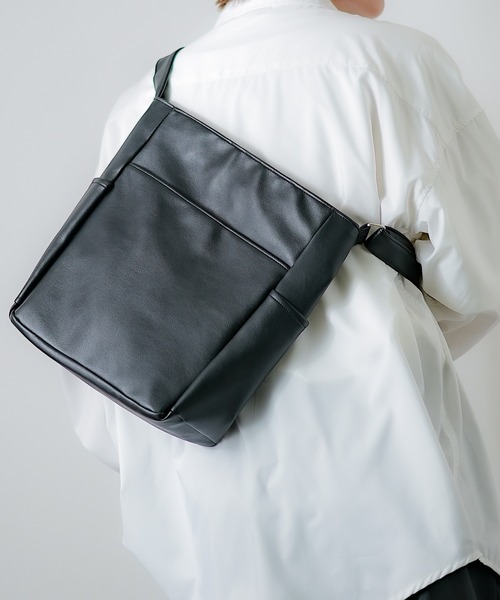 合成皮革 ショルダー スクエアバッグ（ショルダーバッグ）｜improves