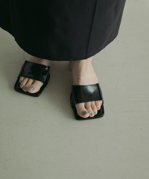 anuke（アンヌーク）の「Square Ecoleather Sandals（サンダル・レディース・ブラック/クリーム/シルバー・36inch/37inch/38inch）」の2枚目の写真