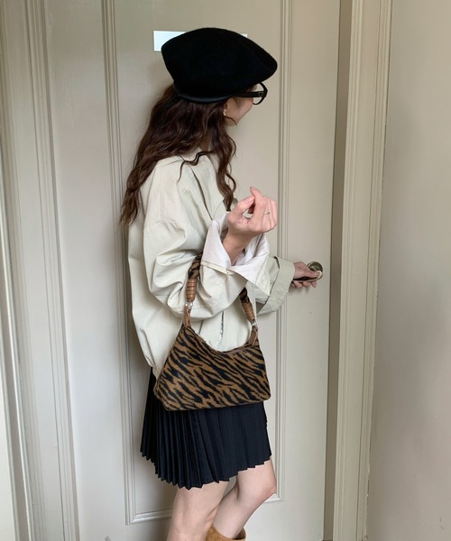 Chiina(チーナ)の「Chiina/ツイストワンハンドルバッグ(ハンドバッグ・レディース・レオパード/ブラウン系その他/ブラック/ゼブラ/キャメル/ホワイト/レッド・FREE)」の3枚目の写真