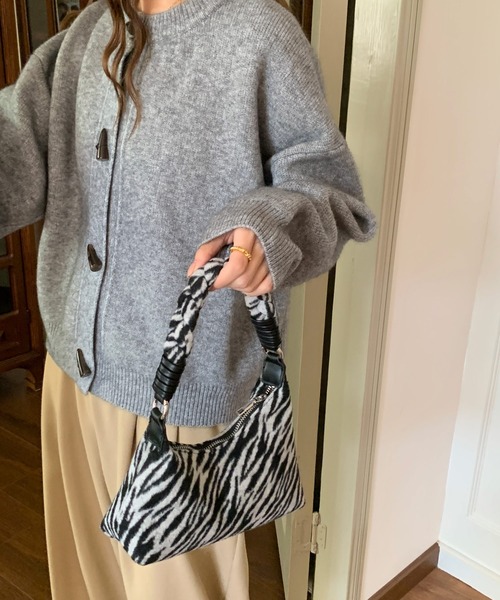 Chiina(チーナ)の「Chiina/ツイストワンハンドルバッグ(ハンドバッグ・レディース・レオパード/ブラウン系その他/ブラック/ゼブラ/キャメル/ホワイト/レッド・FREE)」の7枚目の写真