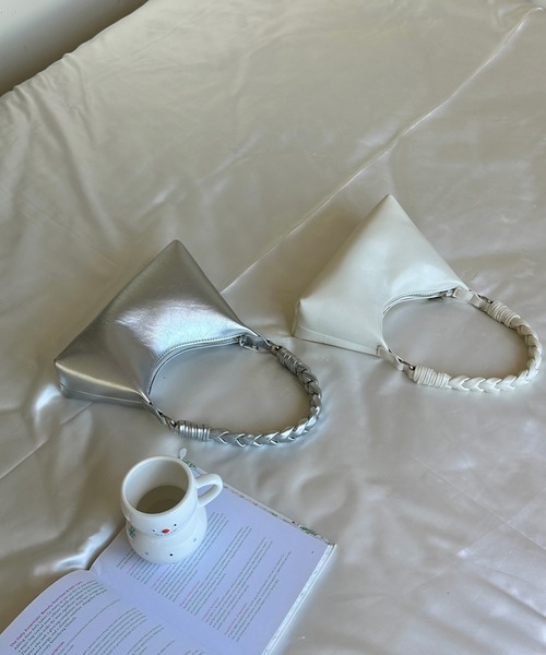 Chiina(チーナ)の「Chiina/ツイストワンハンドルバッグ(ハンドバッグ・レディース・レオパード/ブラウン系その他/ブラック/ゼブラ/キャメル/ホワイト/レッド・FREE)」の1枚目の写真