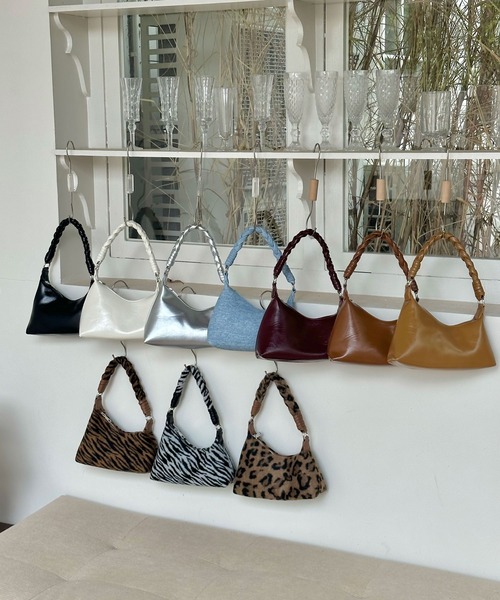 Chiina(チーナ)の「Chiina/ツイストワンハンドルバッグ(ハンドバッグ・レディース・レオパード/ブラウン系その他/ブラック/ゼブラ/キャメル/ホワイト/レッド・FREE)」の16枚目の写真