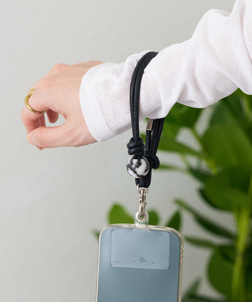 Actually(アクチュアリー)の「本革×天然石ハンドストラップ(スマホグッズ・レディース・ブラック/シルバー・フリー)」の10枚目の写真