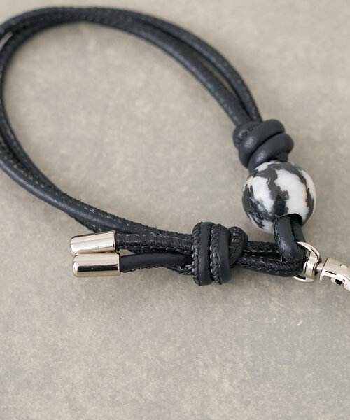 Actually(アクチュアリー)の「本革×天然石ハンドストラップ(スマホグッズ・レディース・ブラック/シルバー・フリー)」の16枚目の写真