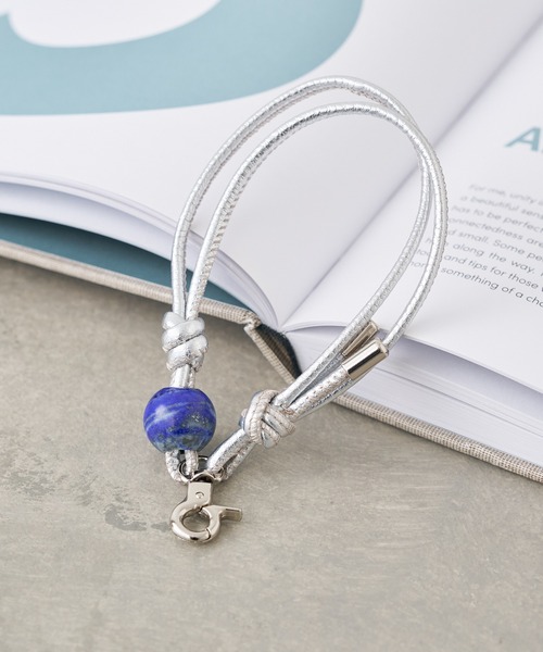 Actually(アクチュアリー)の「本革×天然石ハンドストラップ(スマホグッズ・レディース・ブラック/シルバー・フリー)」の2枚目の写真