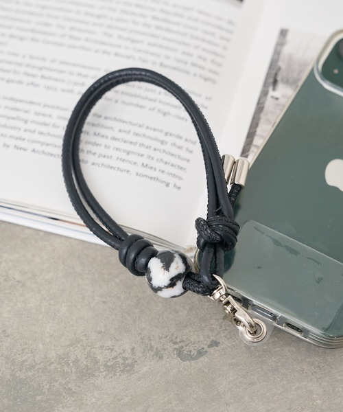 Actually(アクチュアリー)の「本革×天然石ハンドストラップ(スマホグッズ・レディース・ブラック/シルバー・フリー)」の1枚目の写真