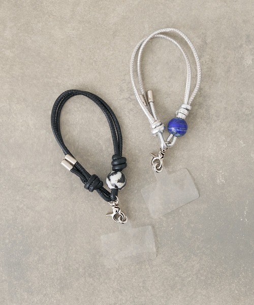 Actually(アクチュアリー)の「本革×天然石ハンドストラップ(スマホグッズ・レディース・ブラック/シルバー・フリー)」の3枚目の写真