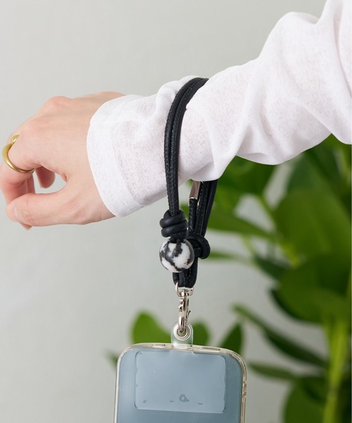 Actually(アクチュアリー)の「本革×天然石ハンドストラップ(スマホグッズ・レディース・ブラック/シルバー・フリー)」の4枚目の写真