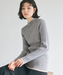 ワンポイントデザインハイネックリブニット