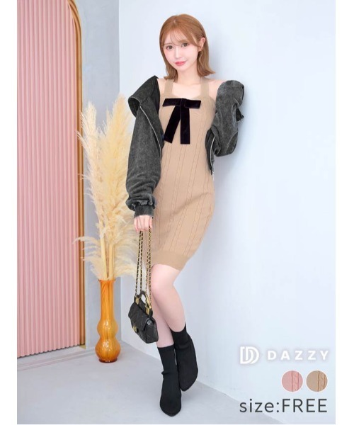 DAZZY（デイジー）の「リボンブローチ付き ホルターネック ニット ワンピース（ワンピース・レディース・ピンク/ベージュ・フリー）」の2枚目の写真