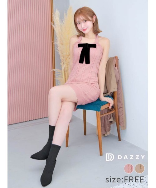 DAZZY（デイジー）の「リボンブローチ付き ホルターネック ニット ワンピース（ワンピース・レディース・ピンク/ベージュ・フリー）」の3枚目の写真