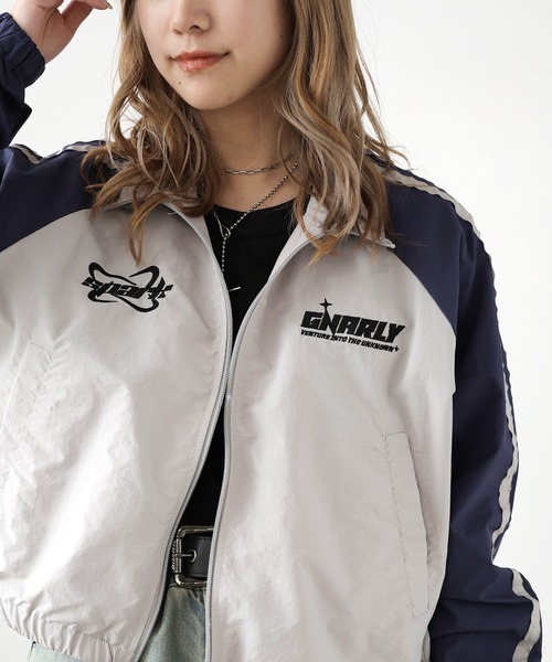 SUGGESTION（サジェッション）の「SUGGESTION/サジェッション 袖ラインナイロンラグランBL トラックジャケット メンズ 秋物 秋服 2026年秋冬（ナイロンジャケット・メンズ・グレー/ブラック/バーガンディー・SS/M/L）」の22枚目の写真