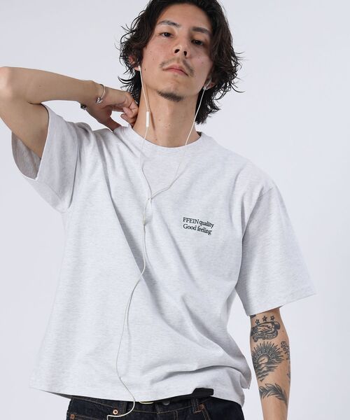 FFEIN(フェイン)の「【FFEIN(フェイン)】ワンポイント刺繍ショート丈Tシャツ / Tシャツ 短丈 クルーネック 半袖 刺繍 ワンポイント(Tシャツ/カットソー・メンズ・ホワイト/レッド/ネイビー/ブラック/ブルー/アッシュグレー/レモンイエロー/モカ/ピンク・SMALL/MEDIUM/LARGE)」の3枚目の写真