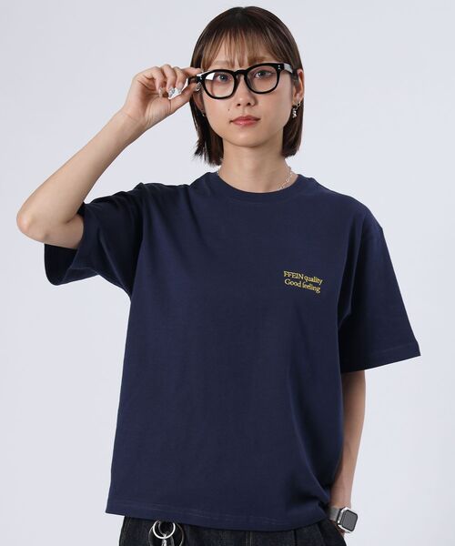 FFEIN(フェイン)の「【FFEIN(フェイン)】ワンポイント刺繍ショート丈Tシャツ / Tシャツ 短丈 クルーネック 半袖 刺繍 ワンポイント(Tシャツ/カットソー・メンズ・ホワイト/レッド/ネイビー/ブラック/ブルー/アッシュグレー/レモンイエロー/モカ/ピンク・SMALL/MEDIUM/LARGE)」の17枚目の写真