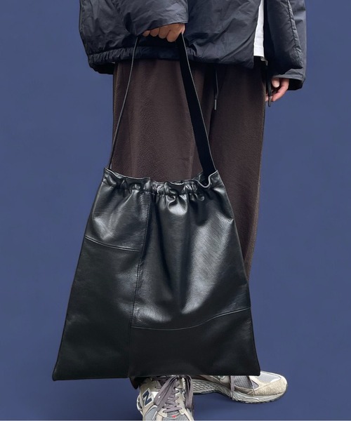 utta(ウッタ)の「【utta/ウッタ】ゴートレザーギャザーショルダーTOTEBAG /山羊革 /本革(ショルダーバッグ・レディース・ブラック・FREE)」の3枚目の写真