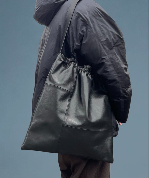 utta(ウッタ)の「【utta/ウッタ】ゴートレザーギャザーショルダーTOTEBAG /山羊革 /本革(ショルダーバッグ・レディース・ブラック・FREE)」の4枚目の写真