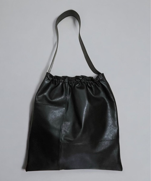 utta(ウッタ)の「【utta/ウッタ】ゴートレザーギャザーショルダーTOTEBAG /山羊革 /本革(ショルダーバッグ・レディース・ブラック・FREE)」の5枚目の写真