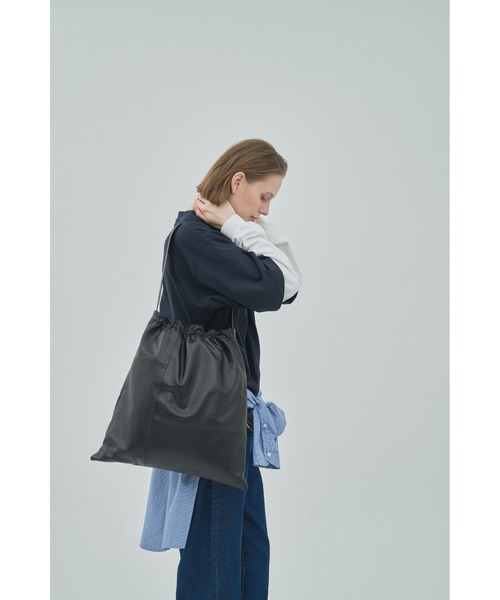 utta(ウッタ)の「【utta/ウッタ】ゴートレザーギャザーショルダーTOTEBAG /山羊革 /本革(ショルダーバッグ・レディース・ブラック・FREE)」の12枚目の写真