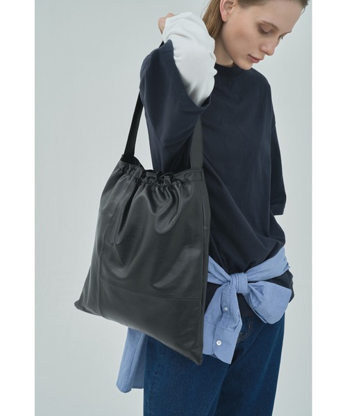 utta(ウッタ)の「【utta/ウッタ】ゴートレザーギャザーショルダーTOTEBAG /山羊革 /本革(ショルダーバッグ・レディース・ブラック・FREE)」の14枚目の写真