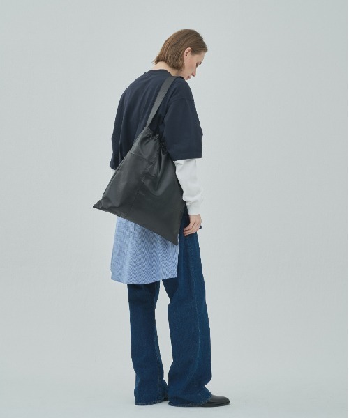 utta(ウッタ)の「【utta/ウッタ】ゴートレザーギャザーショルダーTOTEBAG /山羊革 /本革(ショルダーバッグ・レディース・ブラック・FREE)」の6枚目の写真