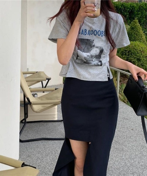 LETee(レティー)の「サイドドローコードでシルエット自在♪トレンド感たっぷりのフォトプリントTシャツ(Tシャツ/カットソー・レディース・ブラック/ホワイト/グレー/ブルー・FREE)」の3枚目の写真