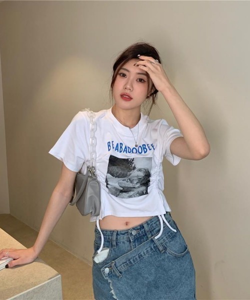 LETee(レティー)の「サイドドローコードでシルエット自在♪トレンド感たっぷりのフォトプリントTシャツ(Tシャツ/カットソー・レディース・ブラック/ホワイト/グレー/ブルー・FREE)」の2枚目の写真