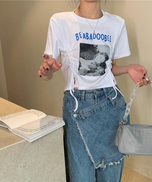 LETee(レティー)の「サイドドローコードでシルエット自在♪トレンド感たっぷりのフォトプリントTシャツ(Tシャツ/カットソー・レディース・ブラック/ホワイト/グレー/ブルー・FREE)」の6枚目の写真