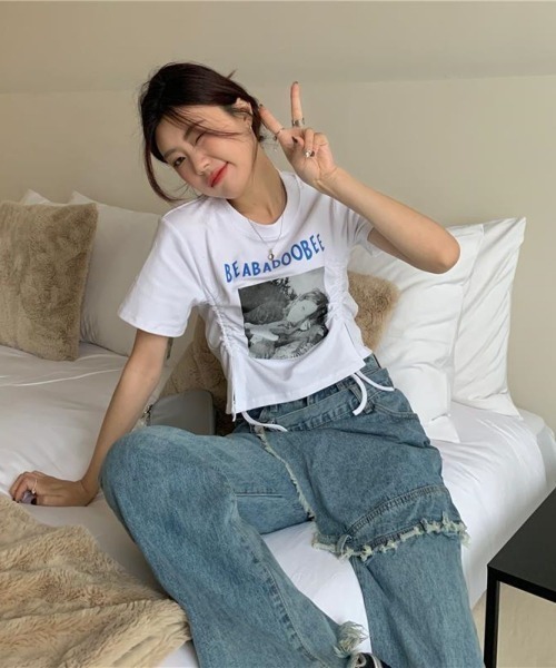LETee(レティー)の「サイドドローコードでシルエット自在♪トレンド感たっぷりのフォトプリントTシャツ(Tシャツ/カットソー・レディース・ブラック/ホワイト/グレー/ブルー・FREE)」の7枚目の写真