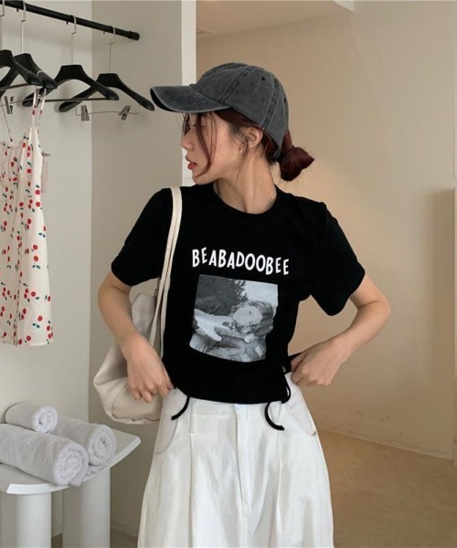 LETee(レティー)の「サイドドローコードでシルエット自在♪トレンド感たっぷりのフォトプリントTシャツ(Tシャツ/カットソー・レディース・ブラック/ホワイト/グレー/ブルー・FREE)」の8枚目の写真