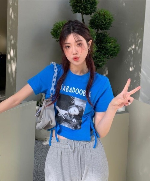 LETee(レティー)の「サイドドローコードでシルエット自在♪トレンド感たっぷりのフォトプリントTシャツ(Tシャツ/カットソー・レディース・ブラック/ホワイト/グレー/ブルー・FREE)」の10枚目の写真