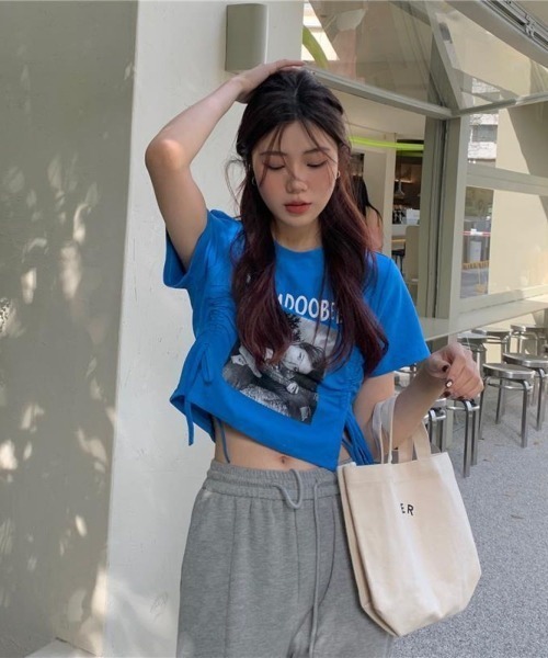LETee(レティー)の「サイドドローコードでシルエット自在♪トレンド感たっぷりのフォトプリントTシャツ(Tシャツ/カットソー・レディース・ブラック/ホワイト/グレー/ブルー・FREE)」の11枚目の写真