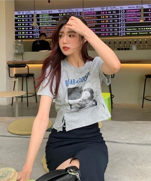 LETee(レティー)の「サイドドローコードでシルエット自在♪トレンド感たっぷりのフォトプリントTシャツ(Tシャツ/カットソー・レディース・ブラック/ホワイト/グレー/ブルー・FREE)」の13枚目の写真