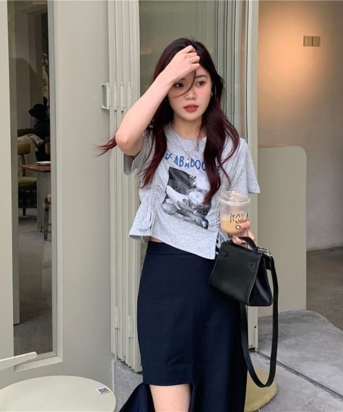 LETee(レティー)の「サイドドローコードでシルエット自在♪トレンド感たっぷりのフォトプリントTシャツ(Tシャツ/カットソー・レディース・ブラック/ホワイト/グレー/ブルー・FREE)」の14枚目の写真