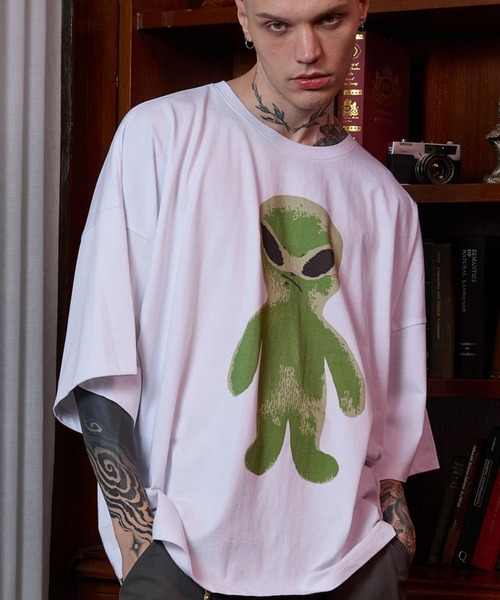 HOODHOOD（フッドフッド）の「★K-POPアイドル着用【UNISEX】HOODHOOD／Alien グラフィックT（Tシャツ/カットソー・レディース・ホワイト/ネイビー・LARGE/MEDIUM）」の5枚目の写真