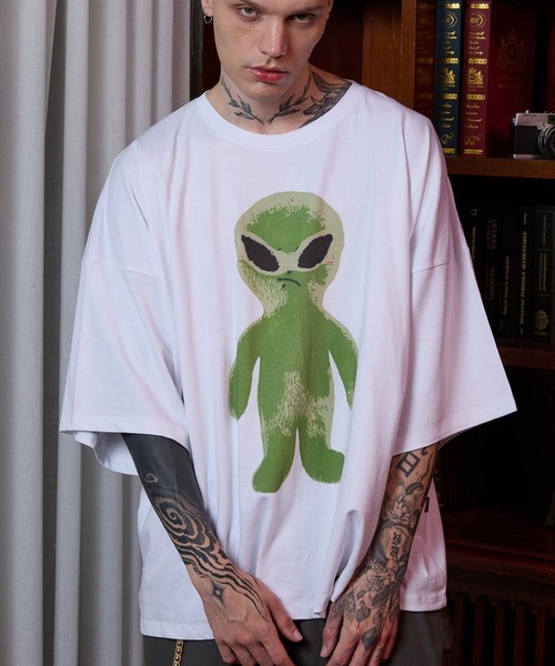 HOODHOOD（フッドフッド）の「★K-POPアイドル着用【UNISEX】HOODHOOD／Alien グラフィックT（Tシャツ/カットソー・レディース・ホワイト/ネイビー・LARGE/MEDIUM）」の3枚目の写真