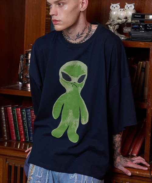 HOODHOOD（フッドフッド）の「★K-POPアイドル着用【UNISEX】HOODHOOD／Alien グラフィックT（Tシャツ/カットソー・レディース・ホワイト/ネイビー・LARGE/MEDIUM）」の11枚目の写真