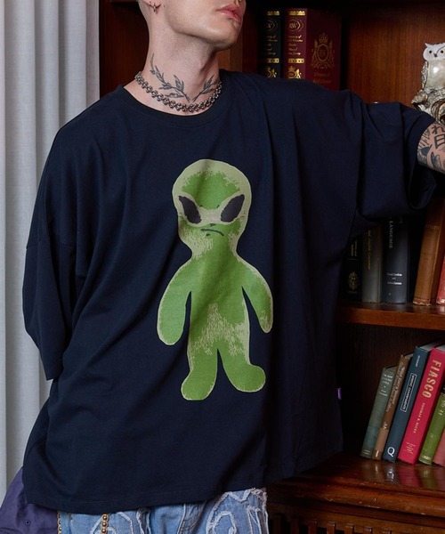 HOODHOOD（フッドフッド）の「★K-POPアイドル着用【UNISEX】HOODHOOD／Alien グラフィックT（Tシャツ/カットソー・レディース・ホワイト/ネイビー・LARGE/MEDIUM）」の10枚目の写真